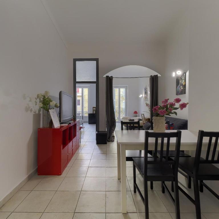 Cozy and renovated apartment - Hyper Central - Air Conditioner - Appartement 3 Chambres - 5