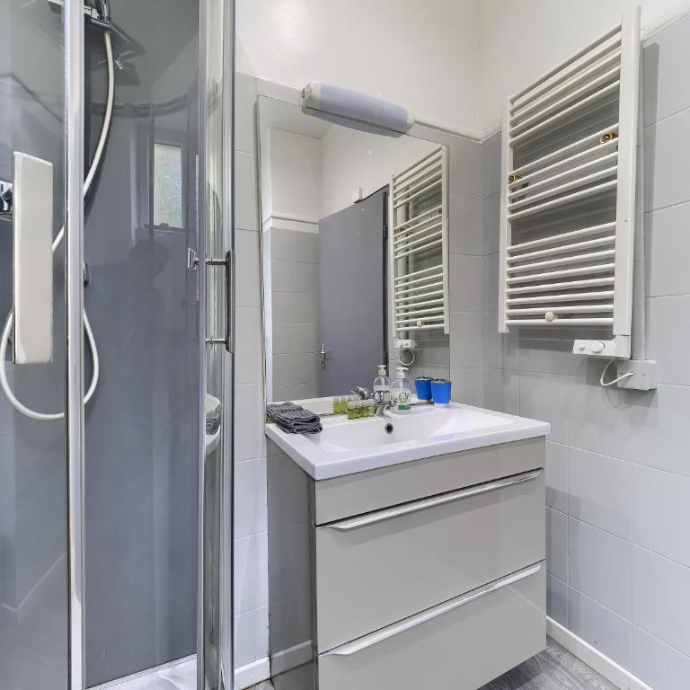 Cozy and renovated apartment - Hyper Central - Air Conditioner - Appartement 3 Chambres - 7