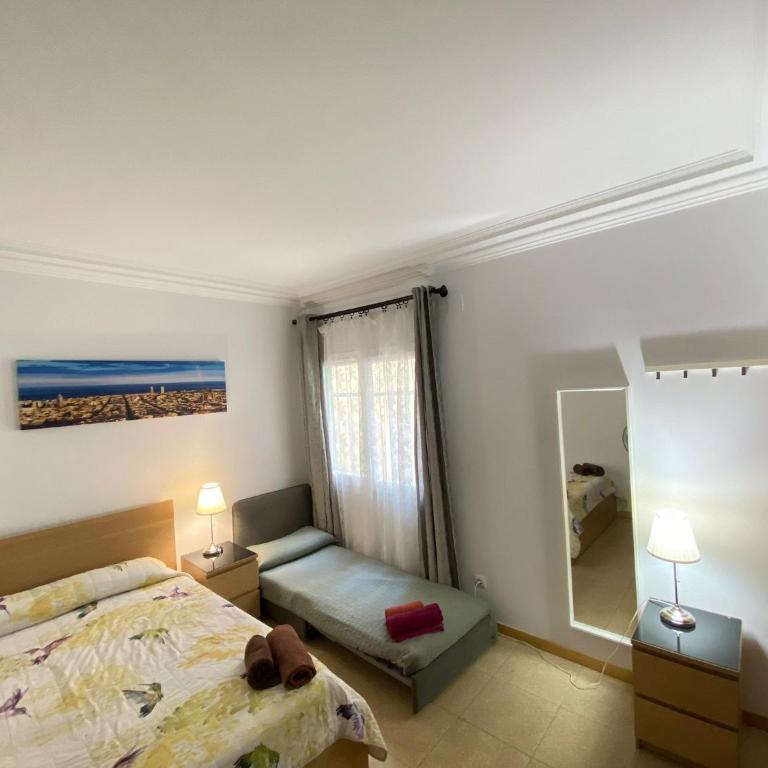 Alojamiento Nuevo Balmes - Economy Triple Room with Shared Bathroom - 2