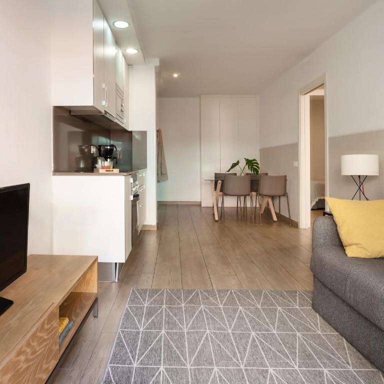 Feelathome Plaza Apartments - Two-Bedroom Apartment - 9