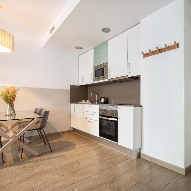 Feelathome Plaza Apartments - One-Bedroom Apartment with Terrace - 4