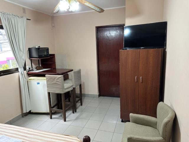 Virginia Apart - One-Bedroom Apartment - 10