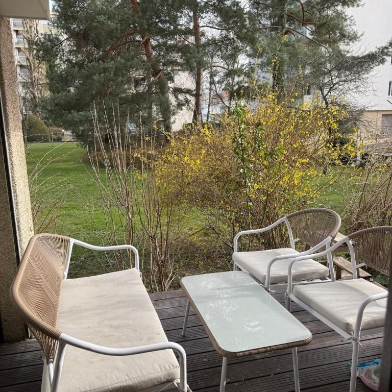 Joli appartement avec terrasse et à deux pas du lac - Two-Bedroom Apartment - 3