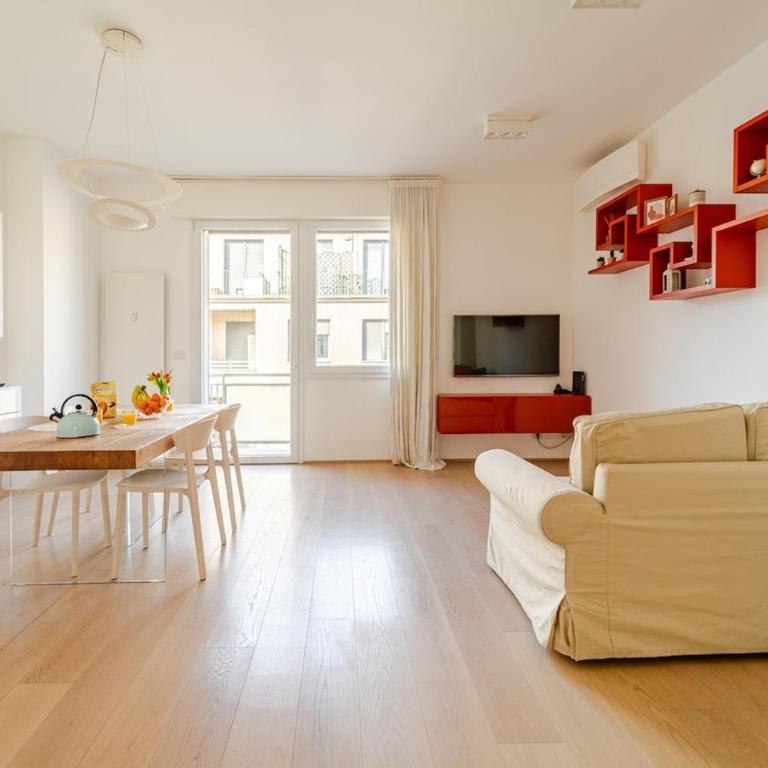 Deluxe Station Stay 2 Balconies - Two-Bedroom Apartment with City View - 3