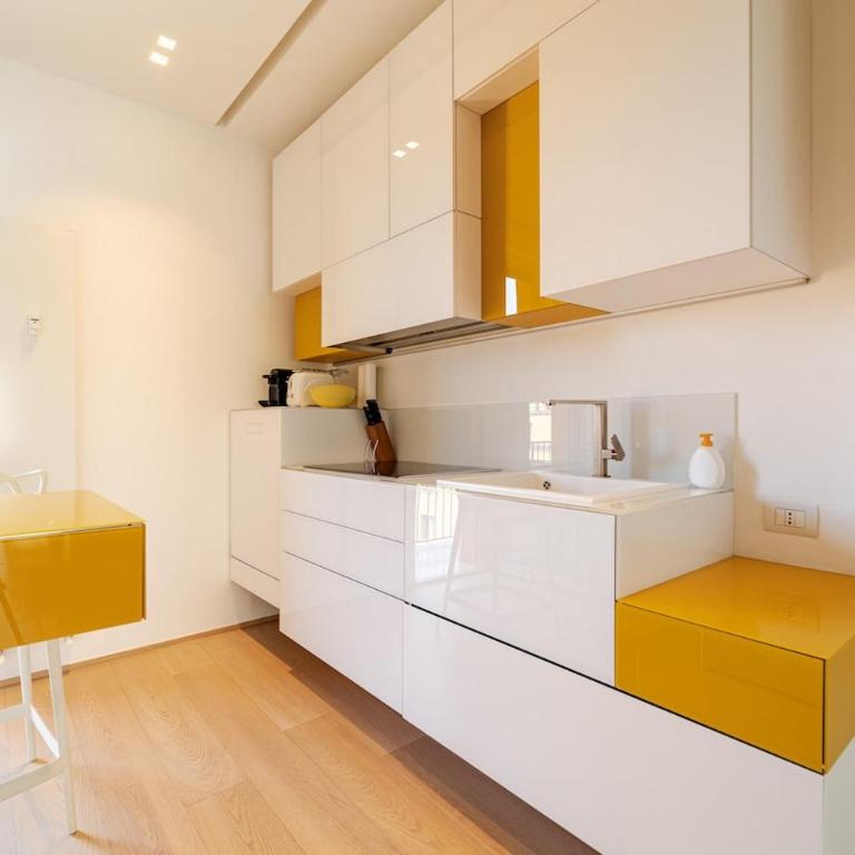Deluxe Station Stay 2 Balconies - Two-Bedroom Apartment with City View - 5
