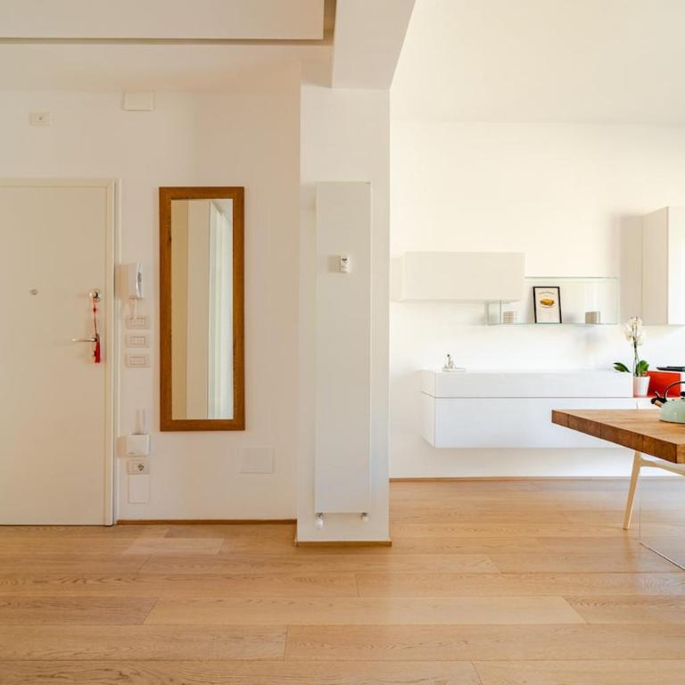 Deluxe Station Stay 2 Balconies - Two-Bedroom Apartment with City View - 6
