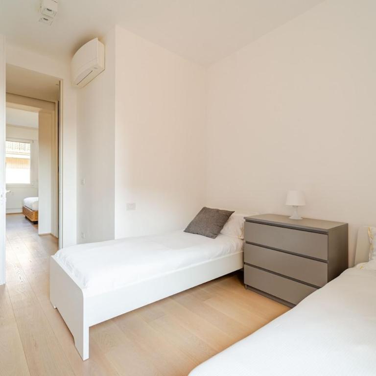 Deluxe Station Stay 2 Balconies - Two-Bedroom Apartment with City View - 20