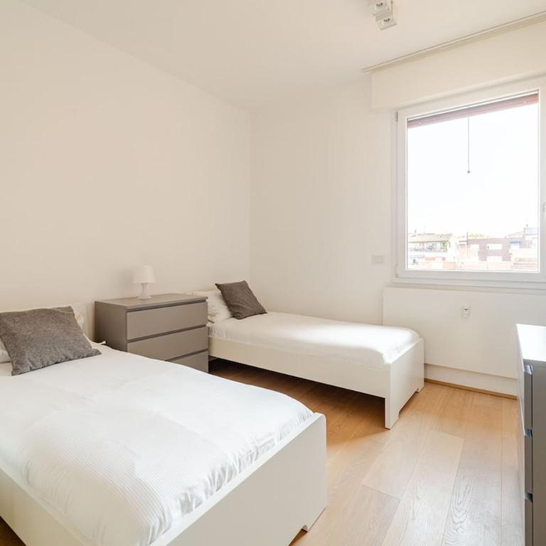 Deluxe Station Stay 2 Balconies - Two-Bedroom Apartment with City View - 21