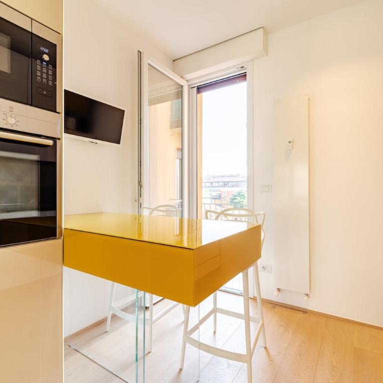 Deluxe Station Stay 2 Balconies - Two-Bedroom Apartment with City View - 25