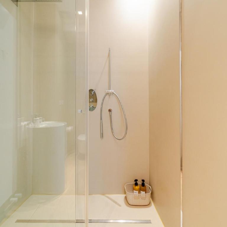 Deluxe Station Stay 2 Balconies - Two-Bedroom Apartment with City View - 28