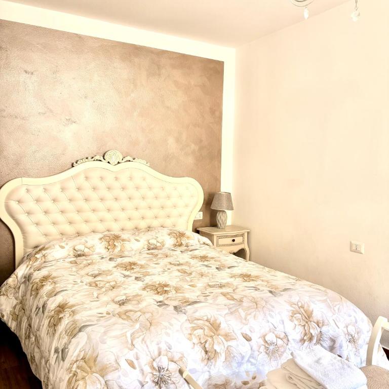 Residenza Via Rocca Tre - Camera Matrimoniale con Bagno Privato - 6