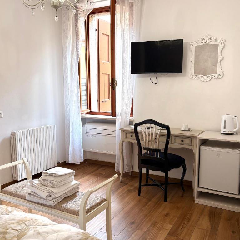 Residenza Via Rocca Tre - Camera Matrimoniale con Bagno Privato - 8