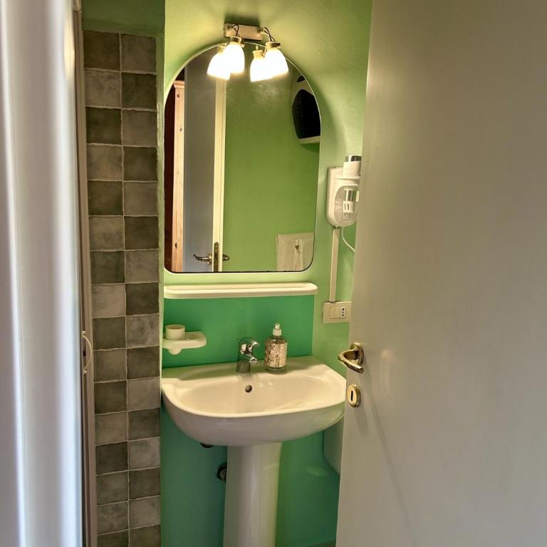Little Cozy Old Town Lucca with AirC and Wifi - One-Bedroom Apartment - 6