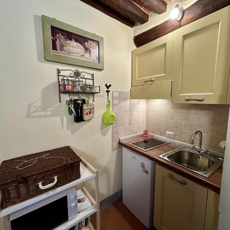 Little Cozy Old Town Lucca with AirC and Wifi - One-Bedroom Apartment - 7
