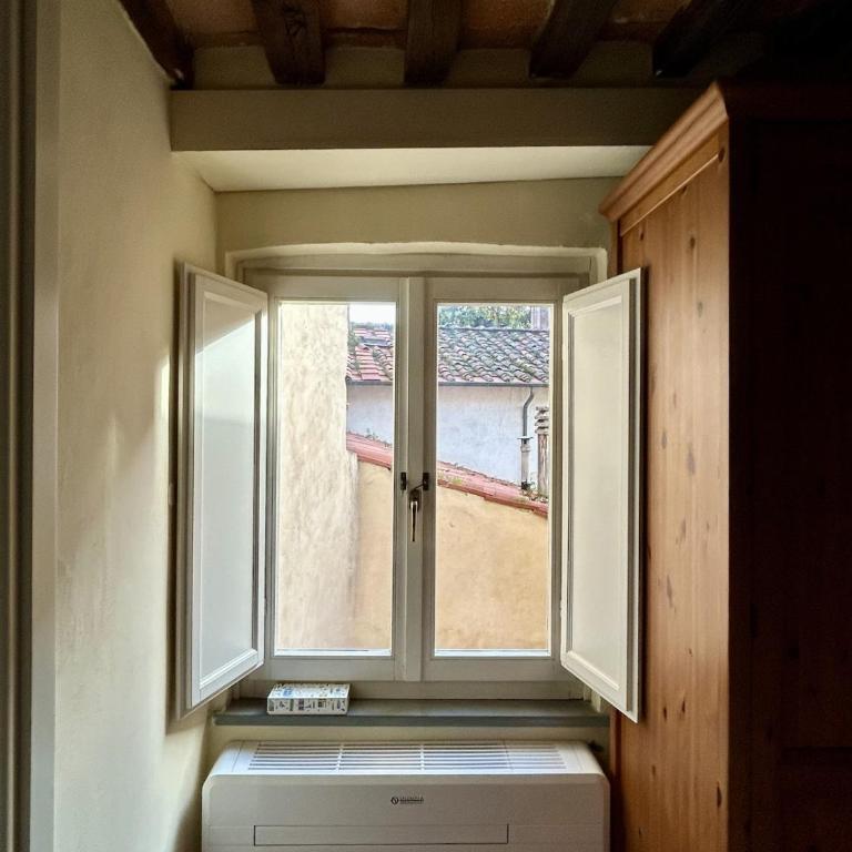Little Cozy Old Town Lucca with AirC and Wifi - One-Bedroom Apartment - 11