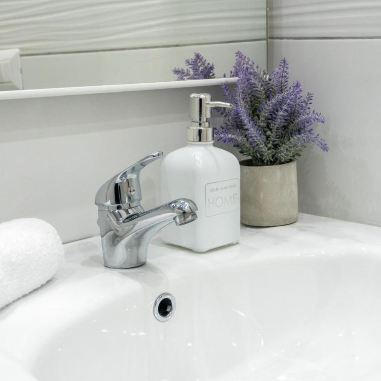 Europa INN - Deluxe Double Room with Shower - 9