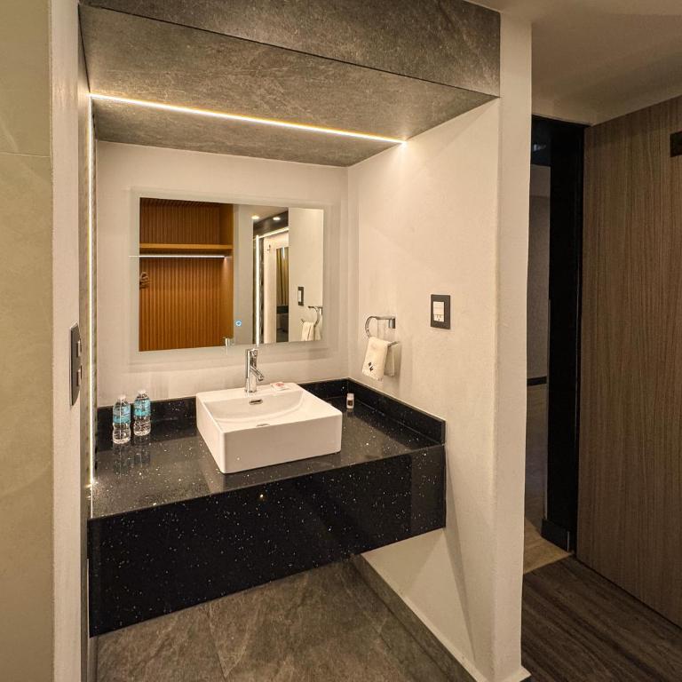 Hotel Montreal - Habitación con cama extragrande. - 3