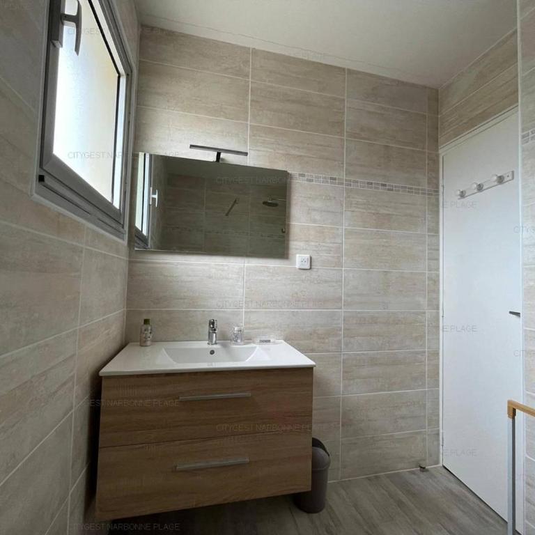 Appartement 2 étoiles à 50m de la plage avec balcon et parking privé - FR-1-619-143 - Apartment - 17
