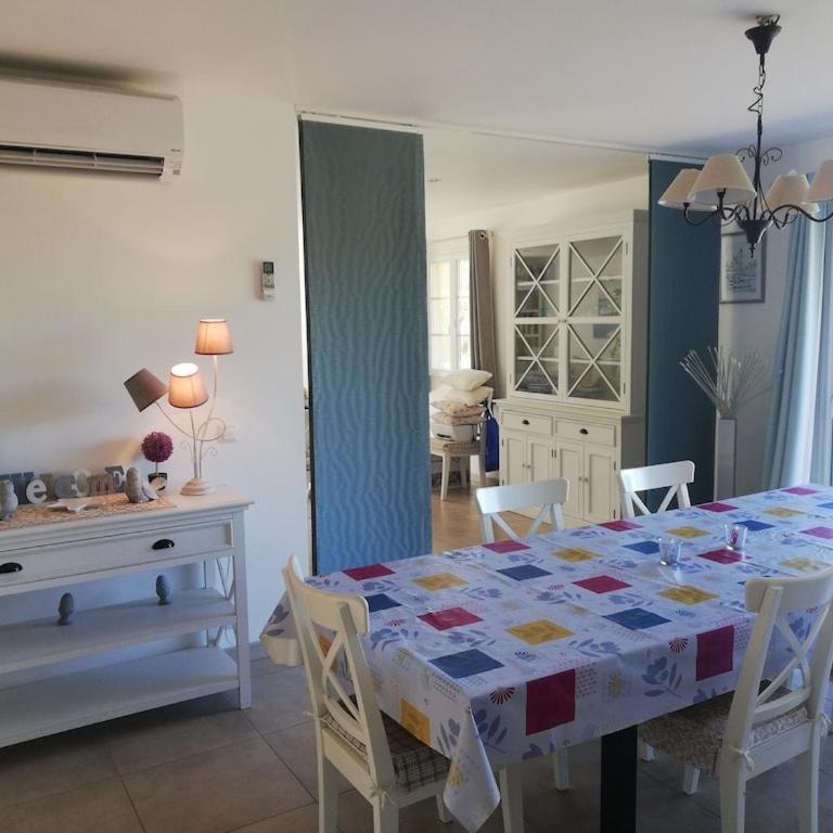 Villa tout confort, superbe vue dégagée, piscine chauffée, raccdt fibre - Maison 4 Chambres - 22
