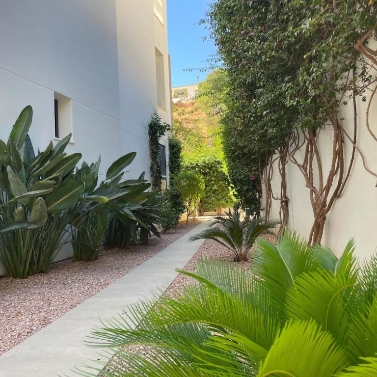 Private Garden Retreat with Pool, Walk to Beach - Casa Unifamiliar de 2 dormitorios - 1