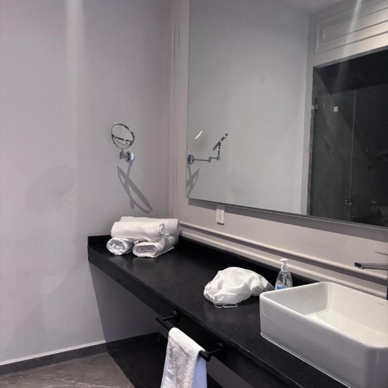 Vista Catedral Guadalajara - Self Check in - Habitación Cuádruple con baño privado - 1