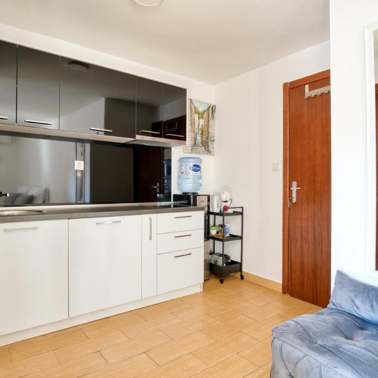 Lana & Ena Apartments - One-Bedroom Apartment - 8