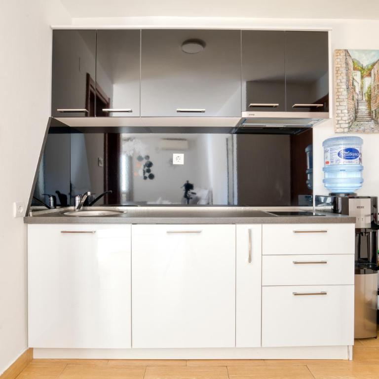 Lana & Ena Apartments - One-Bedroom Apartment - 11