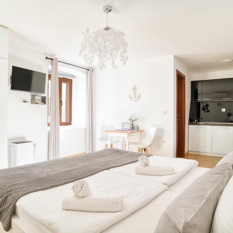 Lana & Ena Apartments - One-Bedroom Apartment - 14