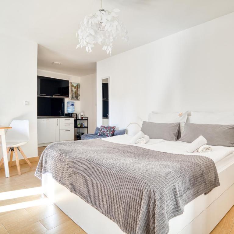 Lana & Ena Apartments - One-Bedroom Apartment - 22
