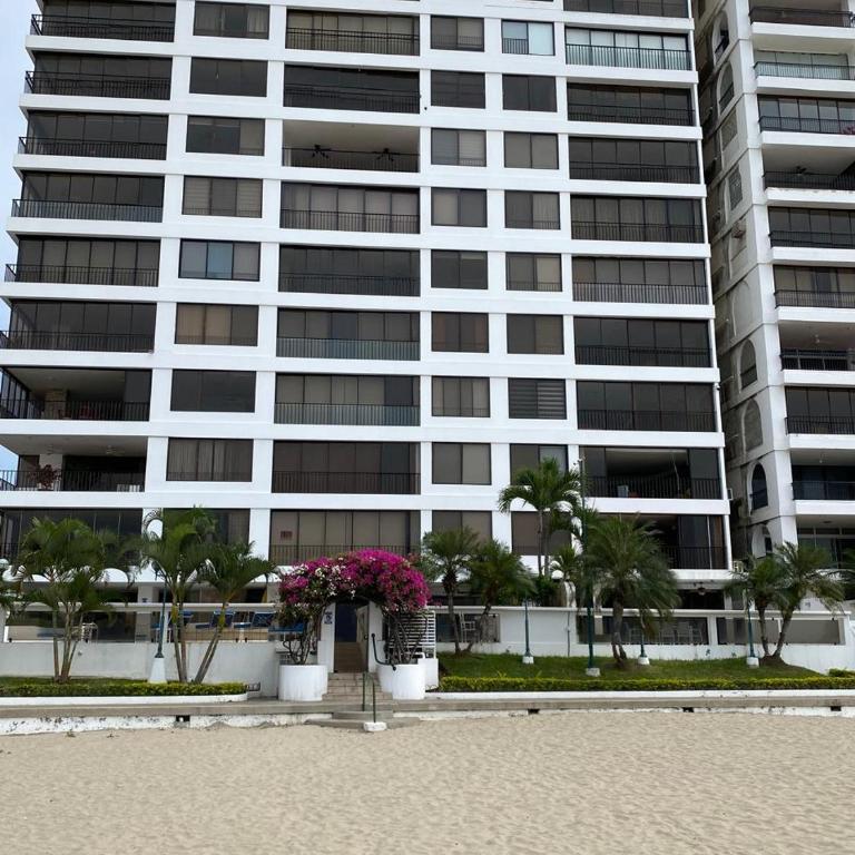 Amplio departamento frente al mar CHIPIPE SALINAS - Four-Room Apartment - 6