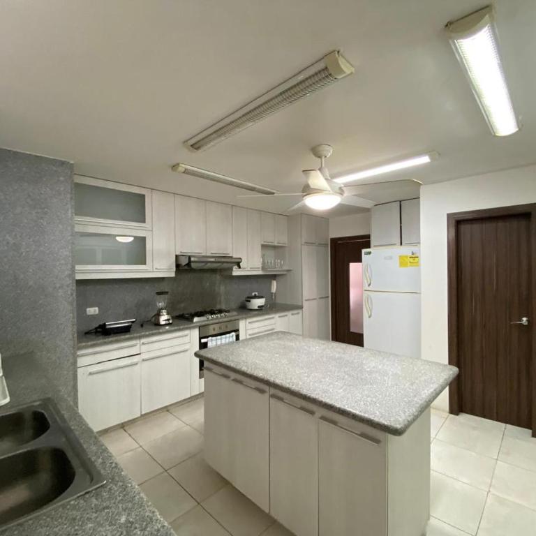 Amplio departamento frente al mar CHIPIPE SALINAS - Four-Room Apartment - 8