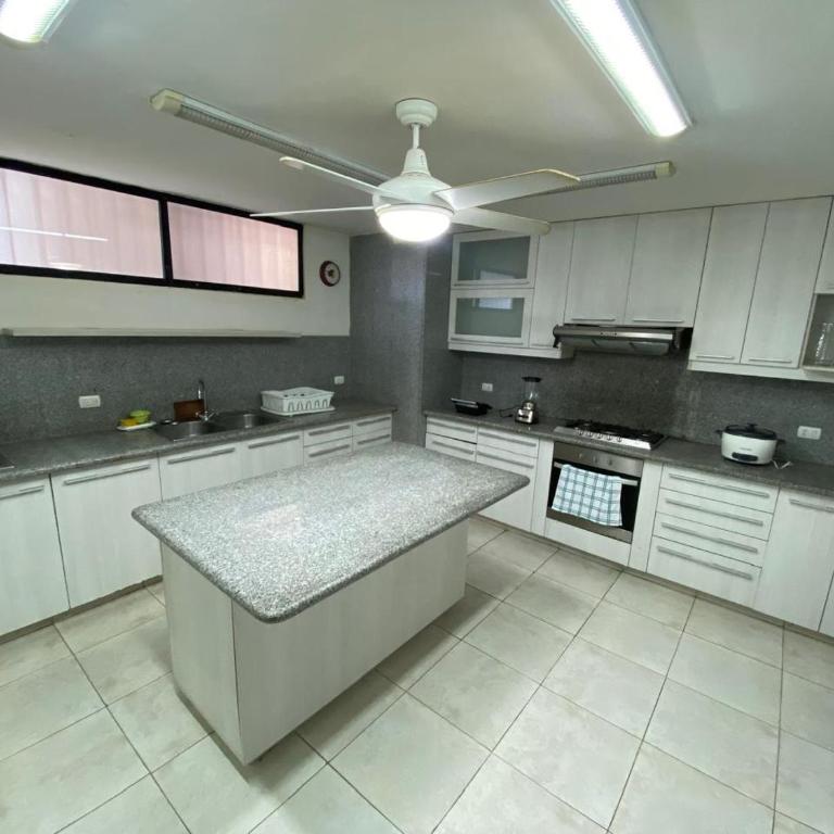 Amplio departamento frente al mar CHIPIPE SALINAS - Four-Room Apartment - 7