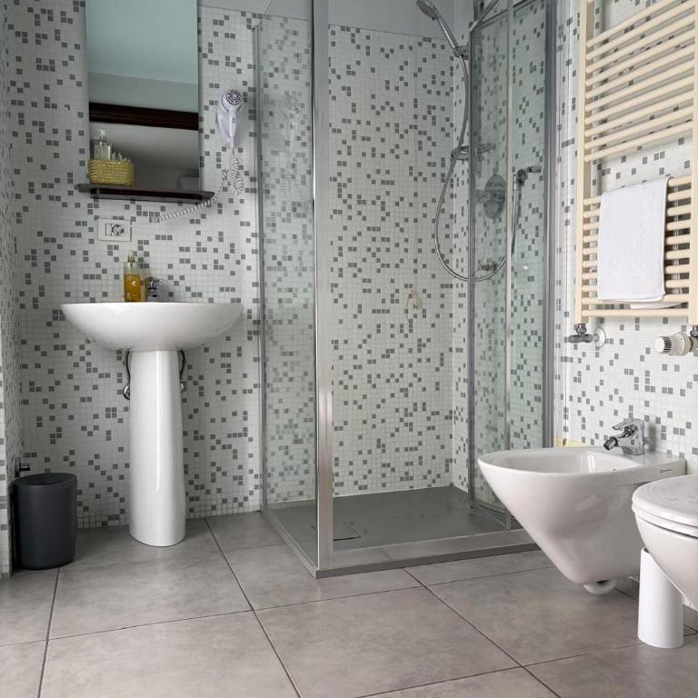 Villa Camilla Milano Easy Rooms Metro 4 - Camera Matrimoniale con Bagno Privato - 7