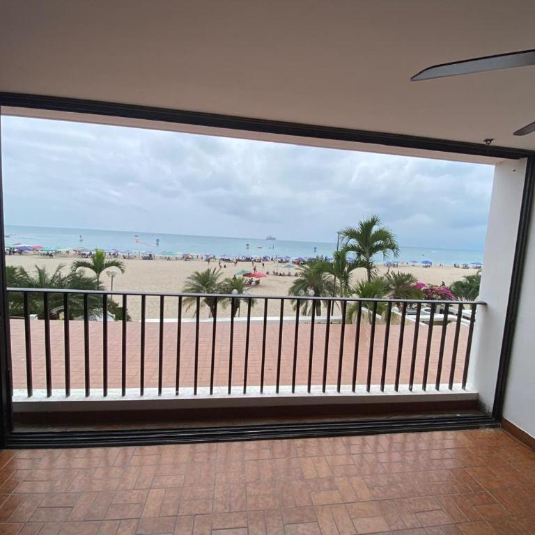 Amplio departamento frente al mar CHIPIPE SALINAS - Four-Room Apartment - 1