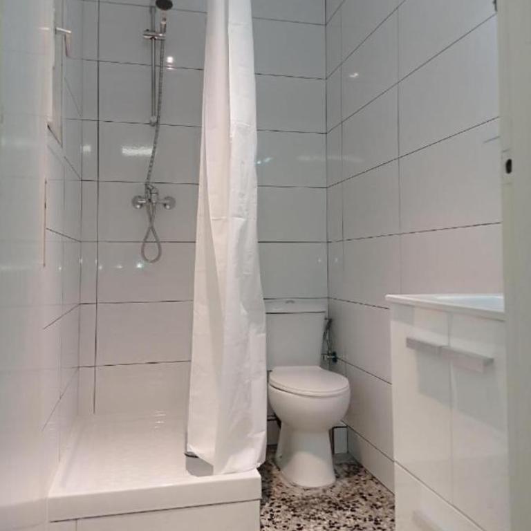Double Interior Room Center City - Budget Double Room - 7