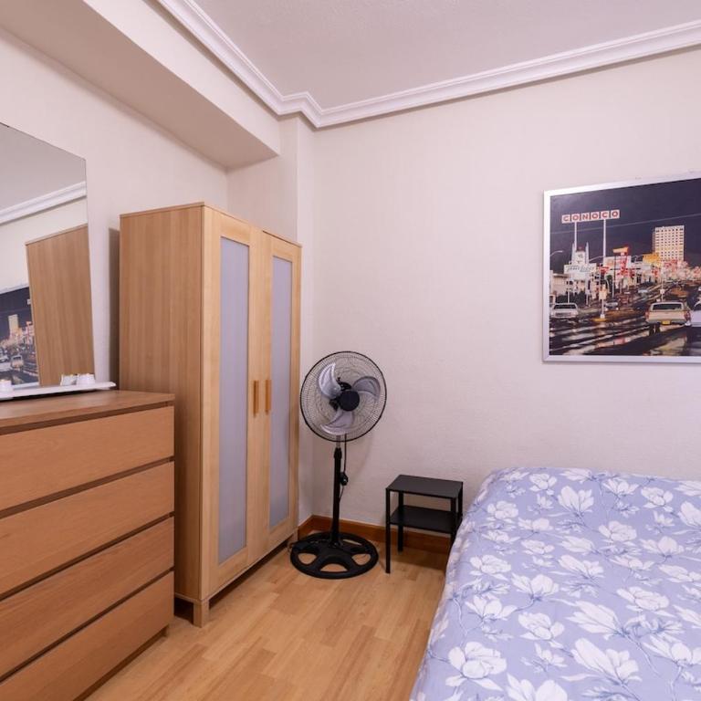 Spacious 5 Bedroom Apartment Near Train and Bus Station - Apartamento - 2