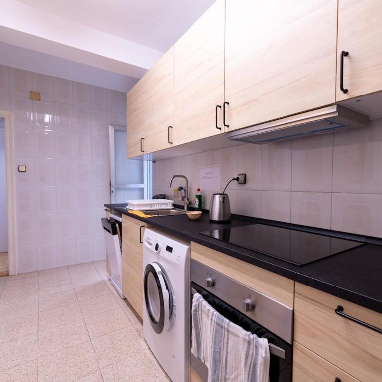 Spacious 5 Bedroom Apartment Near Train and Bus Station - Apartamento - 3