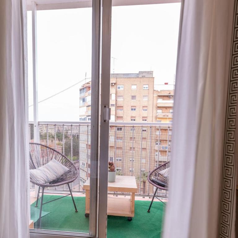 Spacious 5 Bedroom Apartment Near Train and Bus Station - Apartamento - 4