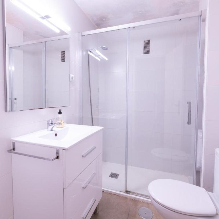 Spacious 5 Bedroom Apartment Near Train and Bus Station - Apartamento - 6