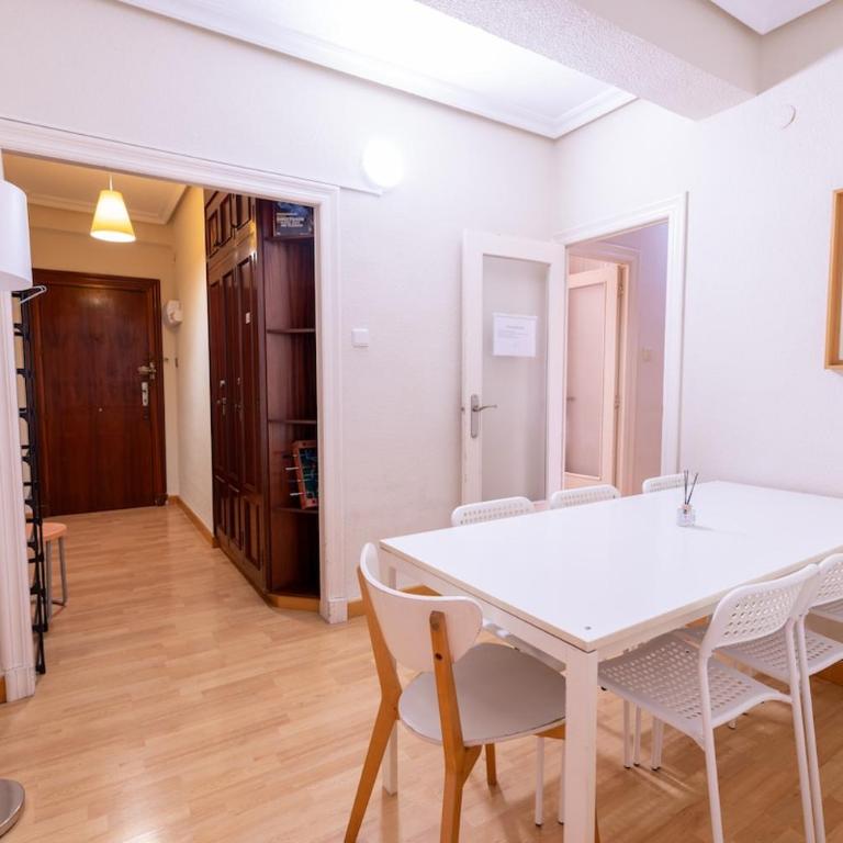 Spacious 5 Bedroom Apartment Near Train and Bus Station - Apartamento - 8