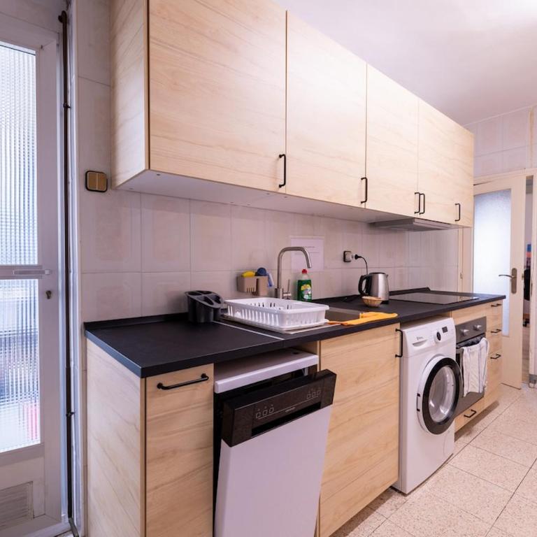 Spacious 5 Bedroom Apartment Near Train and Bus Station - Apartamento - 9