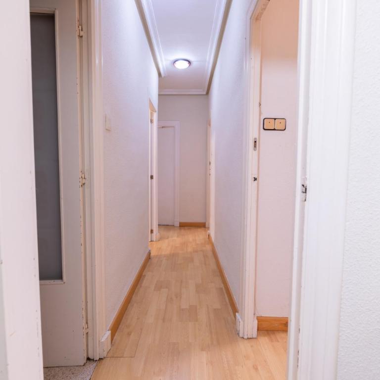 Spacious 5 Bedroom Apartment Near Train and Bus Station - Apartamento - 11