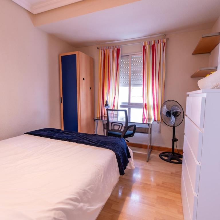 Spacious 5 Bedroom Apartment Near Train and Bus Station - Apartamento - 12