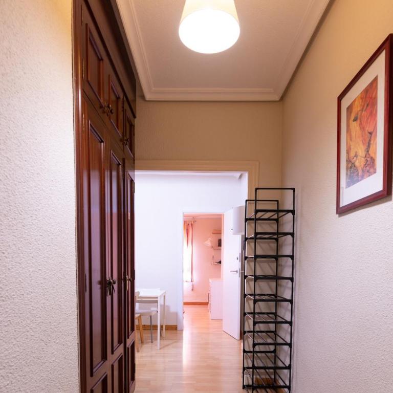 Spacious 5 Bedroom Apartment Near Train and Bus Station - Apartamento - 13
