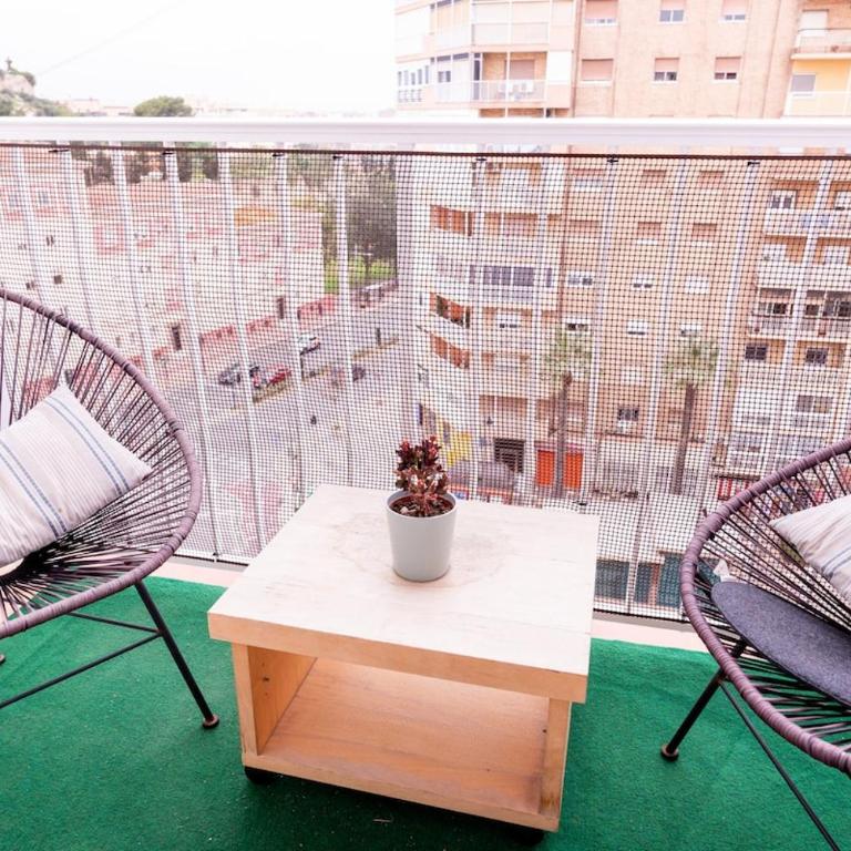 Spacious 5 Bedroom Apartment Near Train and Bus Station - Apartamento - 16