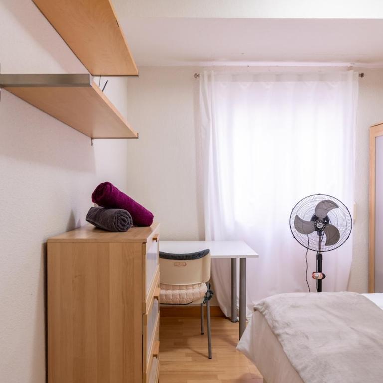 Spacious 5 Bedroom Apartment Near Train and Bus Station - Apartamento - 17