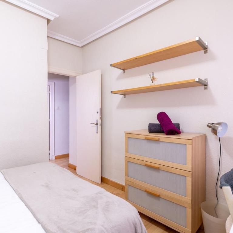 Spacious 5 Bedroom Apartment Near Train and Bus Station - Apartamento - 19