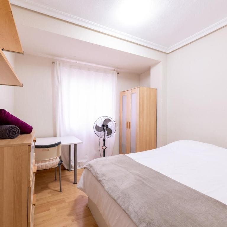 Spacious 5 Bedroom Apartment Near Train and Bus Station - Apartamento - 21