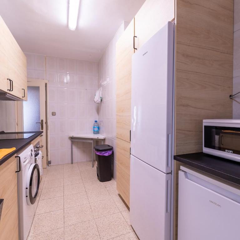 Spacious 5 Bedroom Apartment Near Train and Bus Station - Apartamento - 22