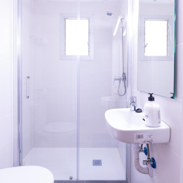 Spacious 5 Bedroom Apartment Near Train and Bus Station - Apartamento - 23